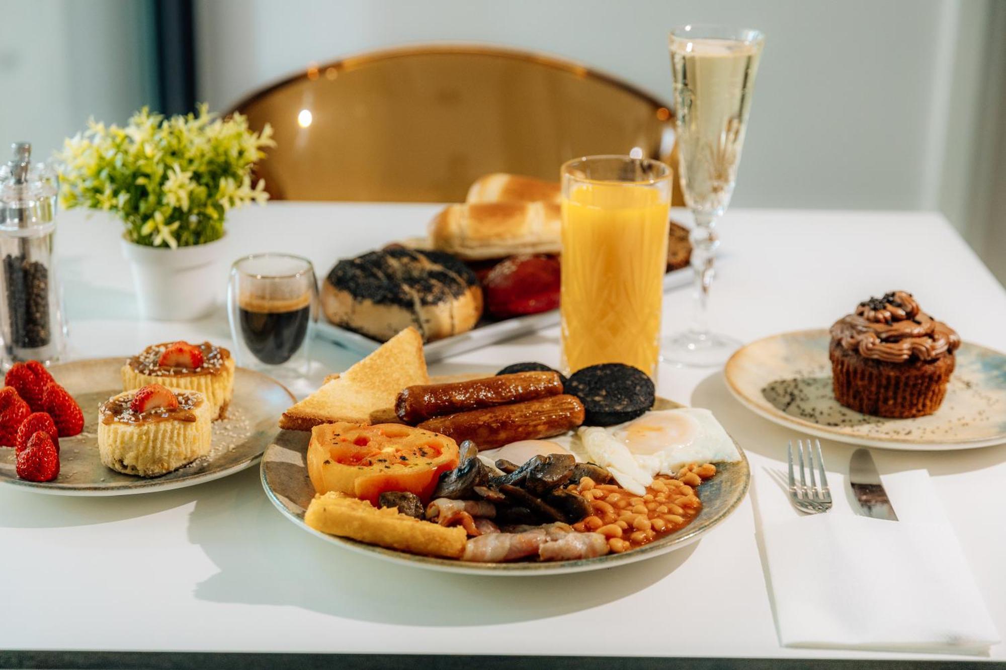 Regency Boutique Hotel Holiday Suites Paphos ภายนอก รูปภาพ